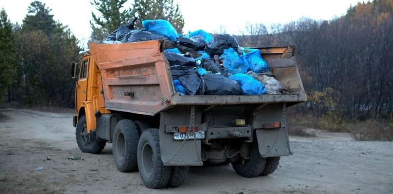 самосвал с мусором